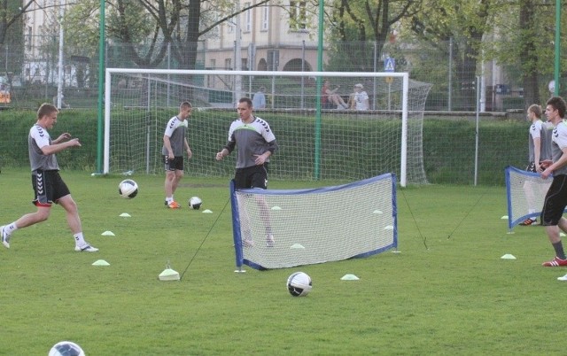 Piłkarze z podstawowego składu Korony meczu z Bełchatowem, w poniedziałek na treningu grali w siatkongę