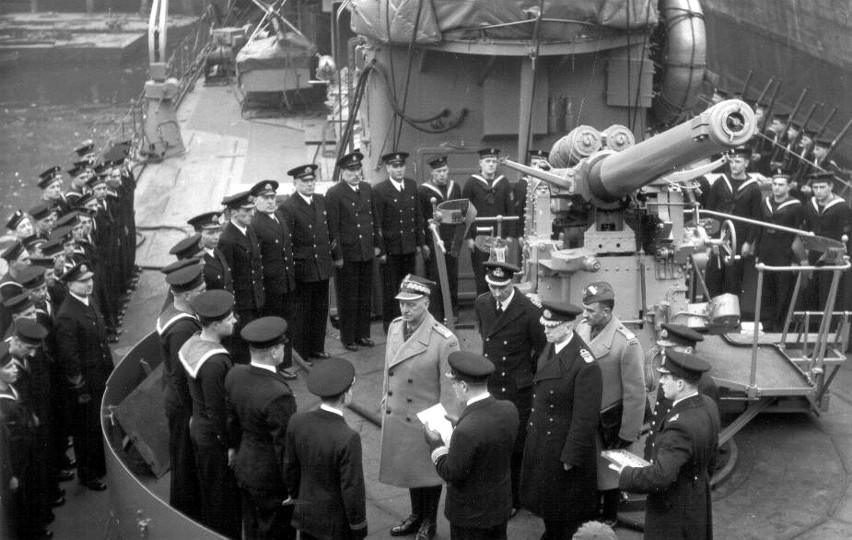 Generał Sikorski wśród marynarzy na pokładzie ORP Piorun