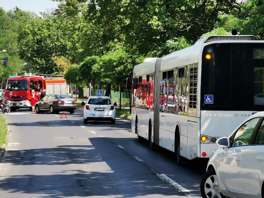 Wypadek przy ul. św. Józefa w Toruniu. Doszło do zderzenia...