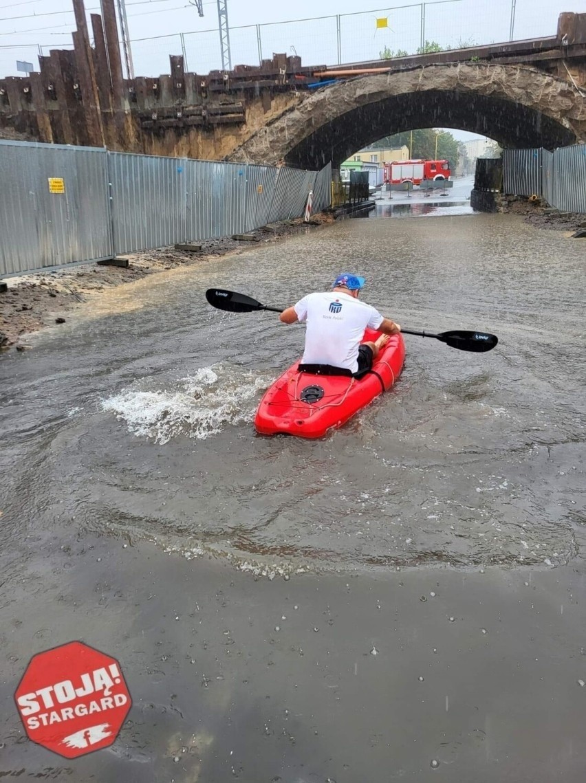 Kajakiem pod zalanym wiaduktem, czyli miasto kontra PKP