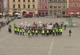 Zamachowiec na zatłoczonym wrocławskim rynku. Widowiskowe ćwiczenia BOR, policji, straży i pogotowia (WIDEO)