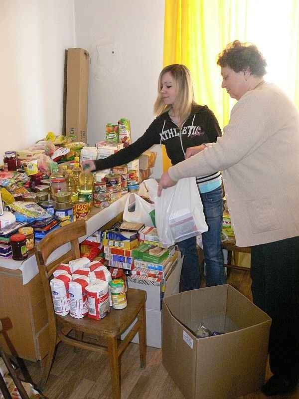 Grażyna Dzięcioł i Agnieszka Kępa z Polskiego Czerwonego Krzyża robią paczki żywnościowe dla ubogich rodzin ze Skarżyska. Produkty zebrali wolontariusze podczas kwesty w sklepach. 
