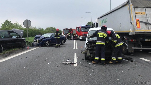 Jak wstępnie ustalili policjanci, 45-latek w renault najechał na tył fiata, za kierownicą którego siedział 40-latek. Ten drugi samochód siłą odrzutu wpadł na przeciwległy pas ruchu i zderzył się z jadącym z przeciwka samochodem marki Vauxhall.