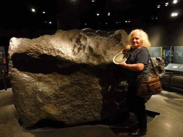 Cezary Łutowicz w Amerykańskim Muzeum Historii Naturalnej, z krzemieniem obok  34-tonowego meteorytu.