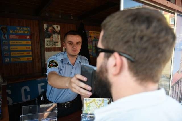Adam Tafliński, strażnik miejski po anglistyce, pomaga turystom na starówce