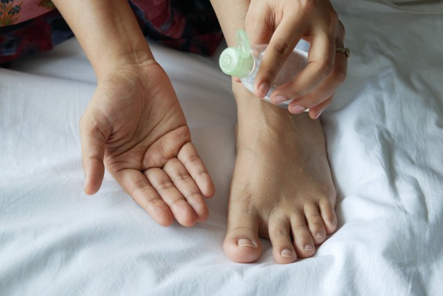 Spuchnięte stopy i zmiana zabarwienia skóry mogą świadczyć o rozwoju poważnych chorób. Sprawdź, jakie choroby widać na stopach. 