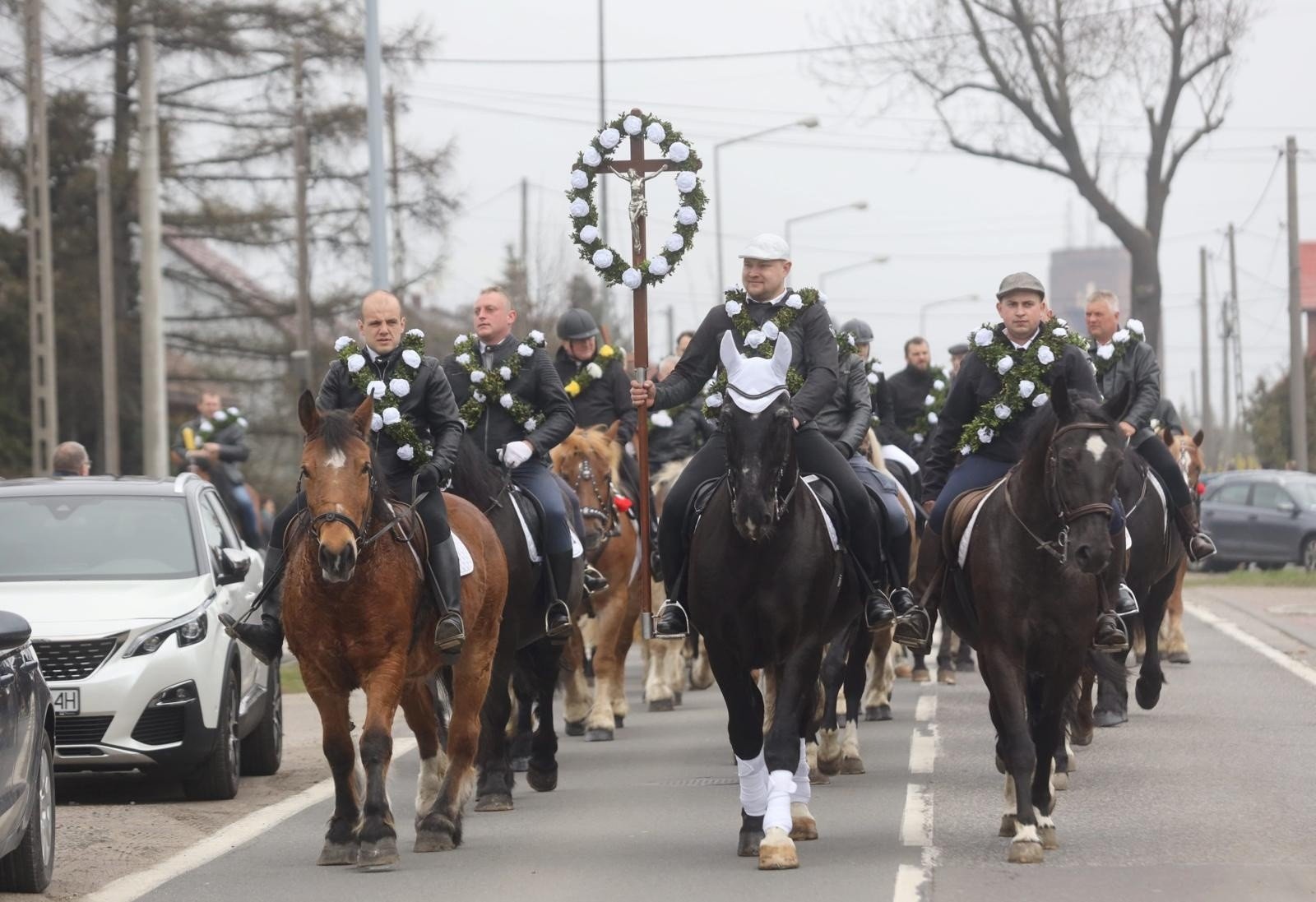 Gliwice: Desfile de caballos en Ostropa 2023.  La tradición centenaria de celebrar el Lunes de Pascua atrae a multitudes