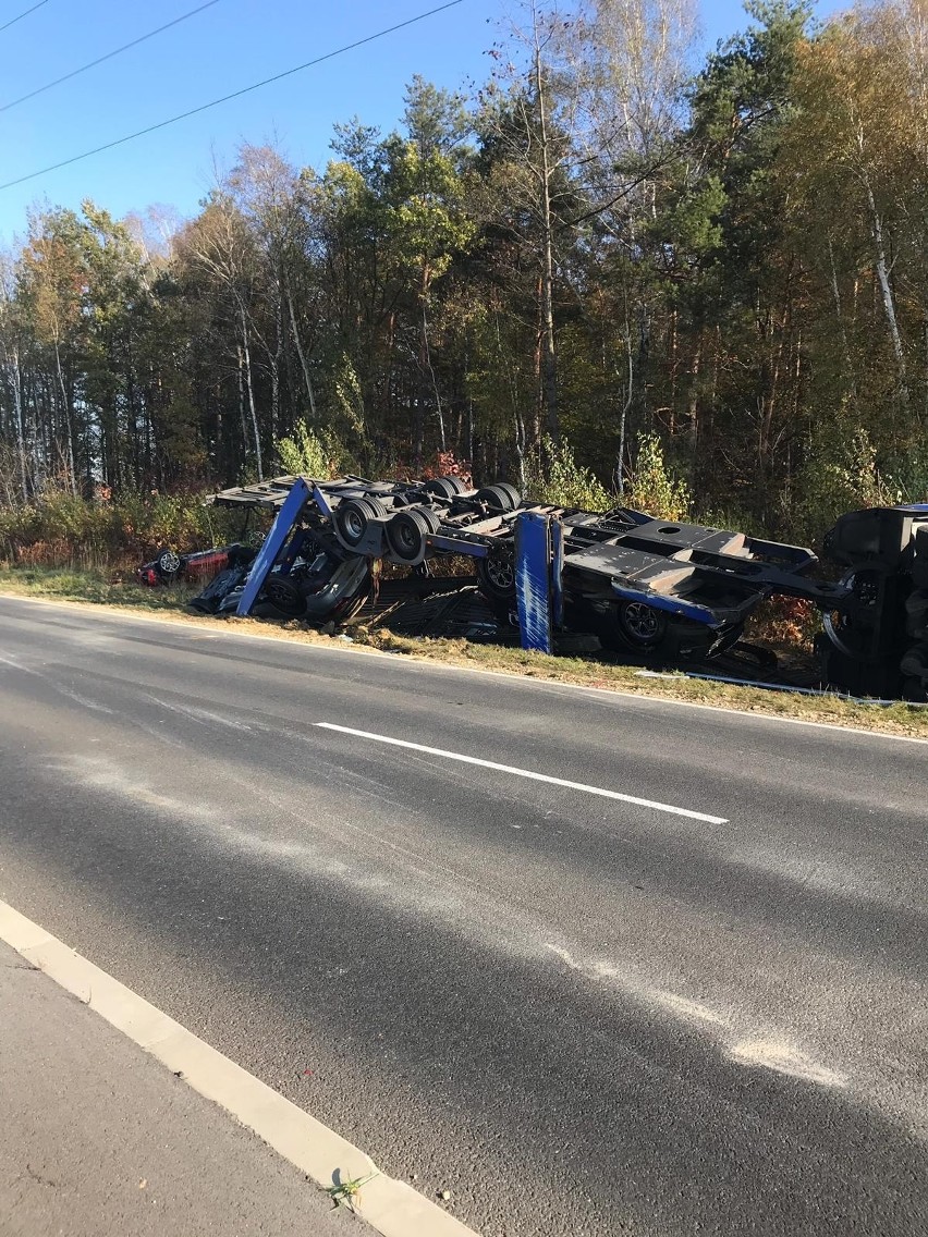 Wypadek ciężarówki z naczepą, na której przewożono nowe...