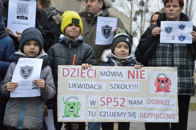 Protest przeciwko likwidacji SP 52 w Gdyni 3.01.2020