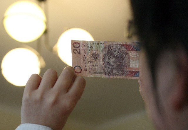 Jak ustrzec się przed fałszywką? Zazwyczaj wystarczy sprawdzenie pod światło, czy na banknocie jest znak wodny. Pieniądz mocno sfatygowany, też powinien wzbudzić naszą nieufność.