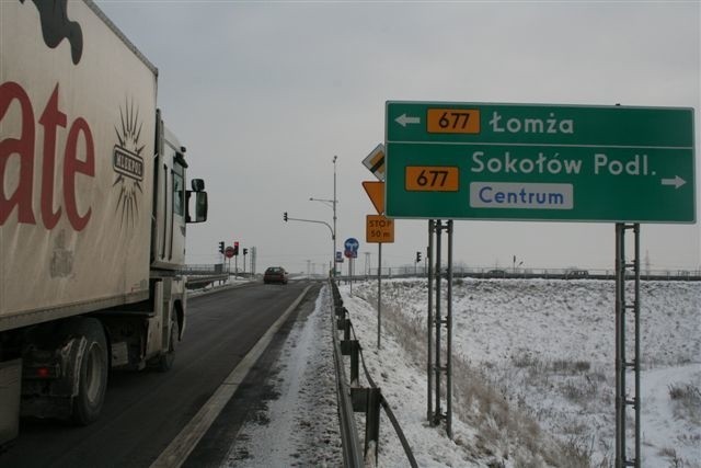 Na tej tablicy, zgodnie z przepisami drogowymi, zamiast Łomży powinna być Ostrołęka. Zarządca drogi udaje, że nie ma żadnego problemu.