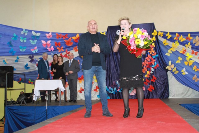 Obchody Dnia Kobiet w Łopusznie „otworzyli” wójt gminy Irena Marcisz i gość specjalny imprezy, kabareciarz Marcin Daniec.