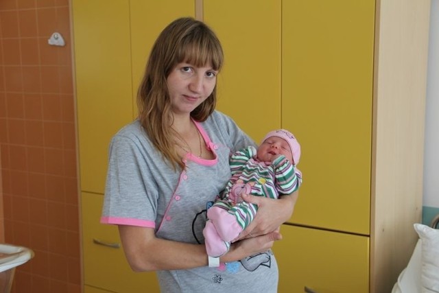 Nikola Agnieszka Żulewska, córka Lidii i Artura urodziła się 30 września. Ważyła 3250 g, mierzyła 56 cm. Na zdjęciu z mamą. Pozdrawiamy siedmioletnią siostrę Angelikę