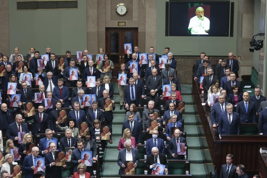 Sejm przegłosował uchwałę w sprawie obrony dobrego imienia...