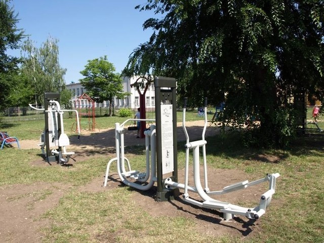 W parku pojawiły się już elementy siłowni plenerowej.