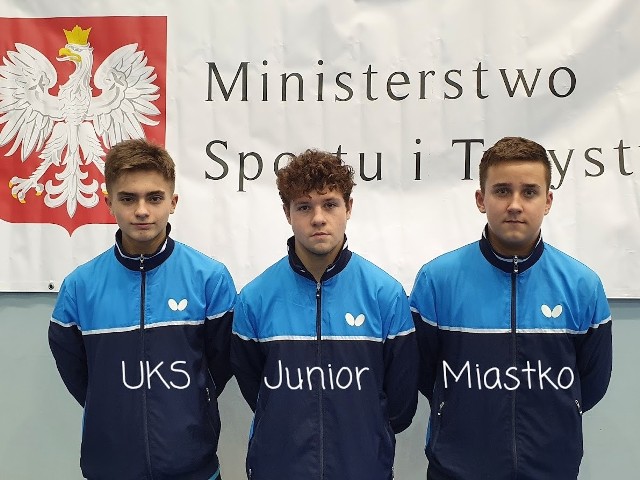 Młodzi tenisiści stołowi z Uczniowskiego Klubu Sportowego Junior Miastko intensywnie spędzają końcówkę roku. Rywalizowali w dwóch turniejach.