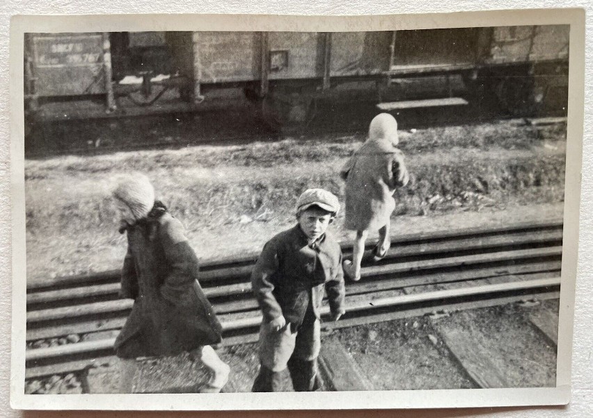 1942, dzieci żebrzące na stacji.