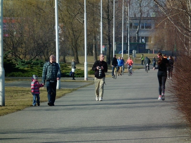 Wiosenna pogoda w Poznaniu - tłumy poznaniaków na spacerze