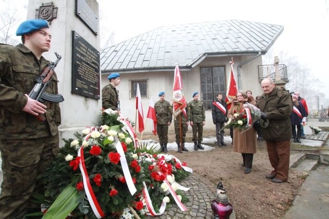 W czwartek kielczanie uczcili pamięć &#8222;żołnierzy wyklętych&#8221;. Pod pomnikiem na cmentarzu na kieleckich Piaskach w ciszy i zadumie składali kwiaty.