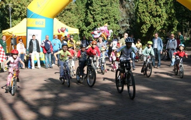 Najmłodsi adepci kolarstwa ruszają na trasę w kieleckim Parku Miejskim.