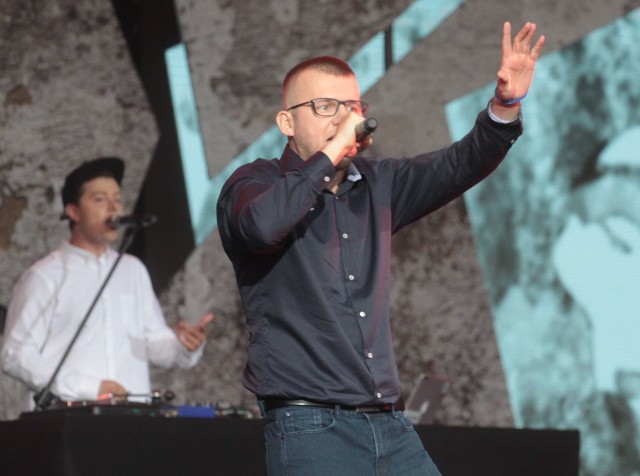 KęKę jest jednym z najlepszych raperów w Polsce, a jego płyty rozchodzą się w rekordowych nakładach. Jego ostatnia płyta „To tu” już zdobyła status podwójnej platyny.
