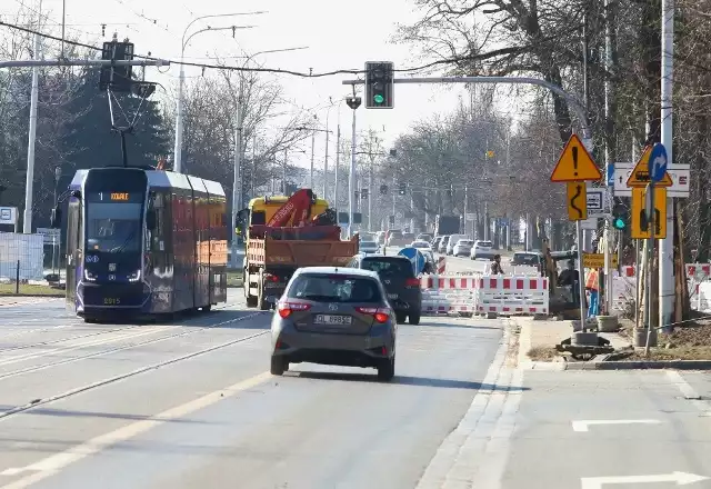 Na czas budowy przystanków wiedeńskich, ruch został przerzucony na torowisko. Kierowcy podczas mijania z tramwajami nie mieszczą się na jezdni. Przepisy wyjaśniają, kto w tej sytuacji ma pierwszeństwo.