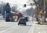 Chaos na ul. Grabiszyńskiej we Wrocławiu. Robią przystanki wiedeńskie, samochody wpadają pod tramwaje [ZDJĘCIA]