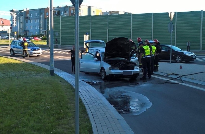 Białystok. Pożar auta tuż przed skrzyżowaniem (zdjęcia)