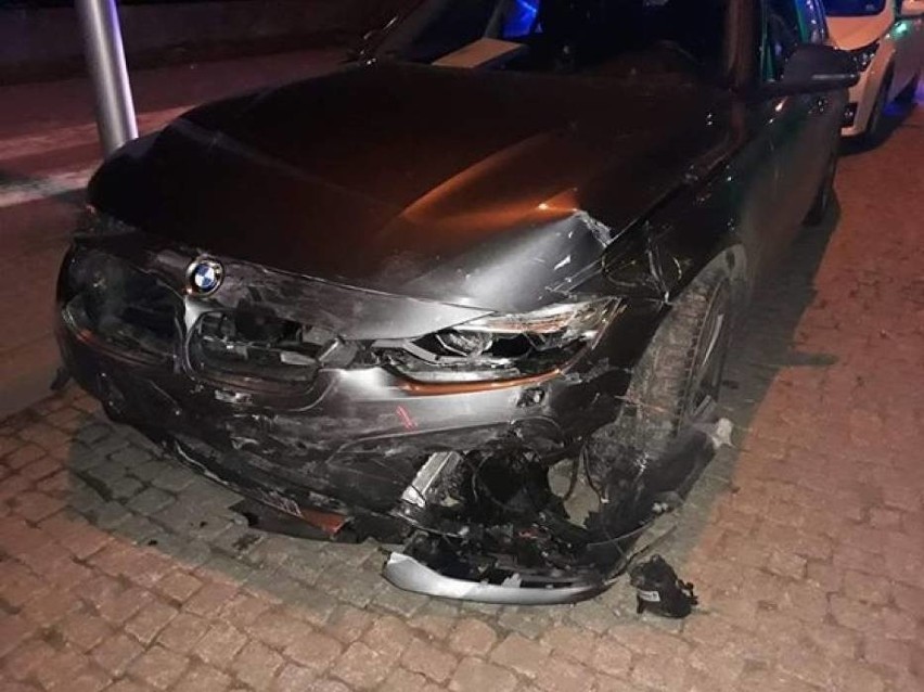 Nieoznakowany radiowóz BMW rozbił się we czwartek na jednej...