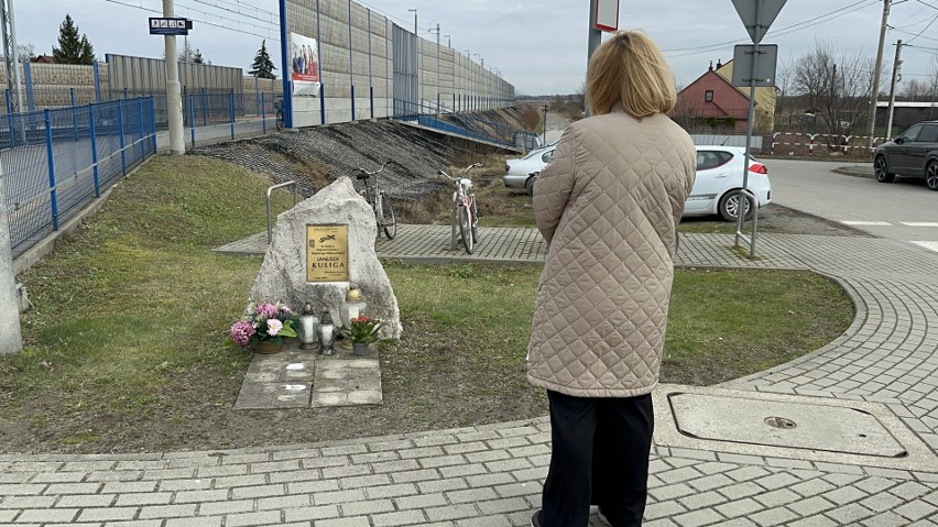 Siostra Janusza Kuliga w miejscu jego tragicznej śmierci,...