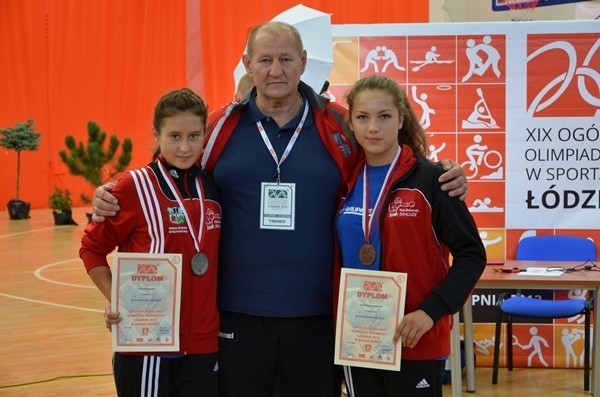 Na zdjęciu od lewej: Sara Domagała, trener Janusz Domagała i Adrianna Jędrzejczyk ze Skalnika Wiśniówka 