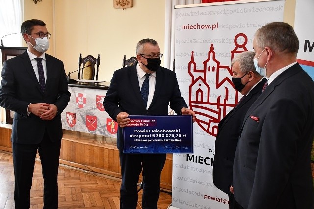 Minister Andrzej Adamczyk przekazał promesy miechowskim samorządowcom