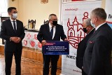 Miechów. Minister Andrzej Adamczyk przekazał gwarancje na przebudowę dróg