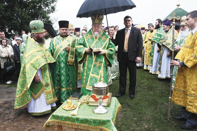 Metropolita Warszawski i całej Polski Sawa poświęcił wczoraj skit w Odrynkach - w rocznicę pierwszej świętej liturgii, którą celebrował tu 15 września ubiegłego roku. Pierwszy z lewej - archimandryta Gabriel, założyciel skitu.
