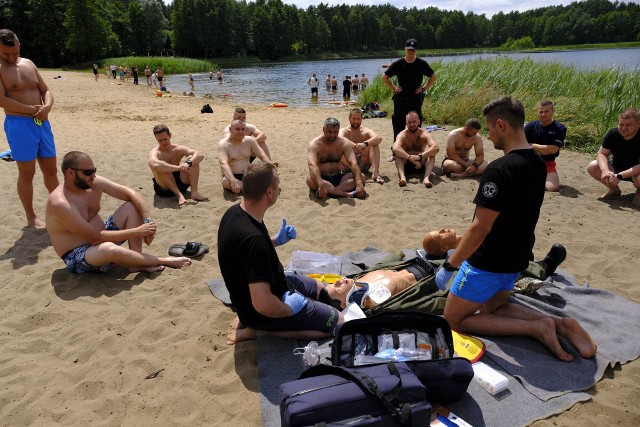 30 czerwca plażę i jezioro w Osieku nad Wisłą opanowali policjanci. Odbyły się tam ćwiczenia z zakresu ratownictwa wodnego