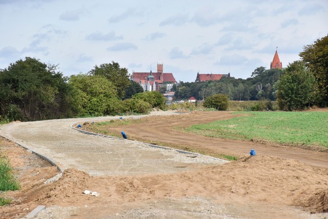 Na ścieżce pieszo-rowerowej na przedłużeniu bulwaru nad Nogatem miała być mineralna nawierzchnia, ale będzie czerwony asfalt.