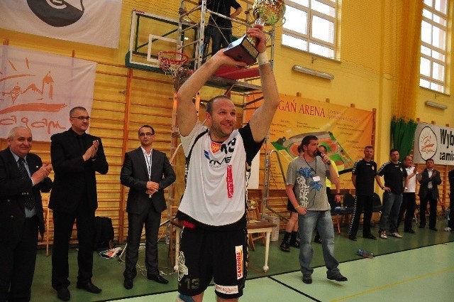 Mariusz Jurasik został wybrany MVP sobotniego meczu. Zdobył siedem bramek, a każda była nagradzana gromkimi brawami.