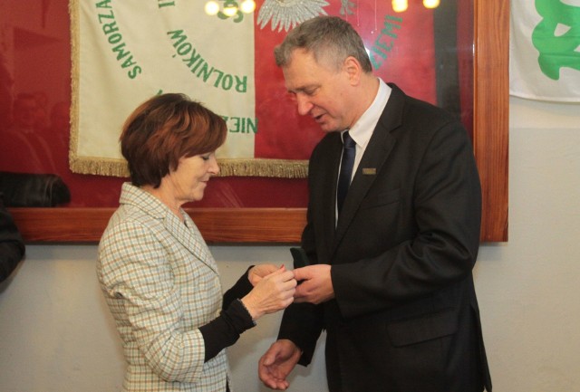 Tomasz Świtka odbiera złotą odznakę związku od Teresy Hałas.