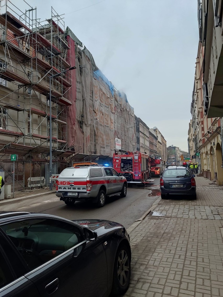 Pożar w mieszkaniu przy ulicy Piłsudskiego w Bytomiu. W akcji gaśniczej wzięły udział cztery zastępy staży pożarnej