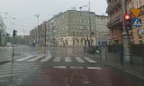 Burza, wichura, grad i deszcz we Wrocławiu. Meteorolodzy ostrzegają przed totalnym załamaniem pogody [GDZIE JEST BURZA]