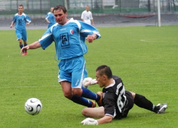 Karpaty (błękitne stroje) przegrały w Białej Podlaskiej 0-2.