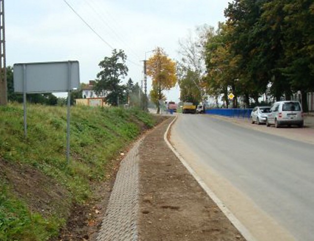 Odcinek z Małk do Pustej Dąbrówki został starannie wyrównany. Powstał tu też chodnik.