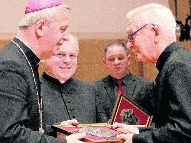 Biskup kielecki Jan Piotrowski wręcza medal Beati Misericordes księdzu Janowi Śledzianowskiemu, który tworzył w diecezji kieleckiej Towarzystwa imienia Brata Alberta.