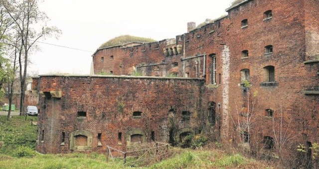 Wkrótce fort Luneta Warszawska może znaleźć się w cieniu bloków mieszkalnych i biurowca,  planowanych w okolicy