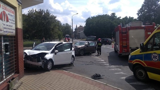 Do mocnego zderzenia samochodów doszło w sobotę, 20 lipca, na skrzyżowaniu ulic Przemysłowej i Woskowej. Na miejscu są służby ratunkowe.Na skrzyżowaniu zderzyły się ford i audi. Siła uderzenia była duża, ponieważ oba samochody są mocno rozbite. Na miejsce zdarzenia przyjechały wozy straży pożarnej, karetka pogotowia ratunkowego oraz policja.Na szczęście mimo groźnie wyglądającego zderzenia nikomu nic się nie stało. Na miejscu  są gorzowscy policjanci którzy będą ustalać okoliczności kolizji.Przeczytaj też:  Poważny wypadek na S3. Samochód wypadł z drogi. W aucie uwięzione cztery osoby WIDEO: S3: wypadek autokaru z dziećmi