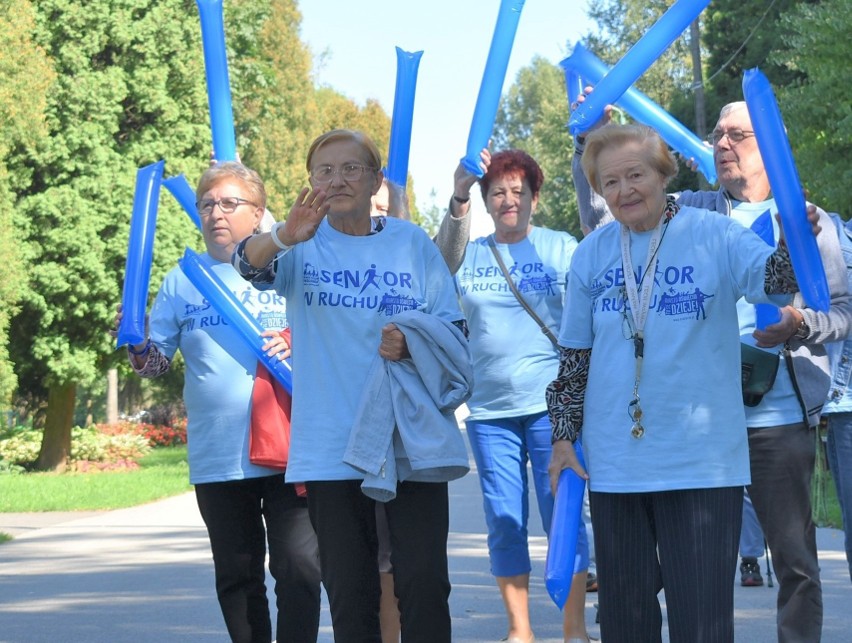 "Senior w ruchu" w Oświęcimiu. Kilkadziesiąt osób w wieku 60+ ćwiczyło i bawiło się aktywnie na bulwarach nad Sołą [ZDJĘCIA]