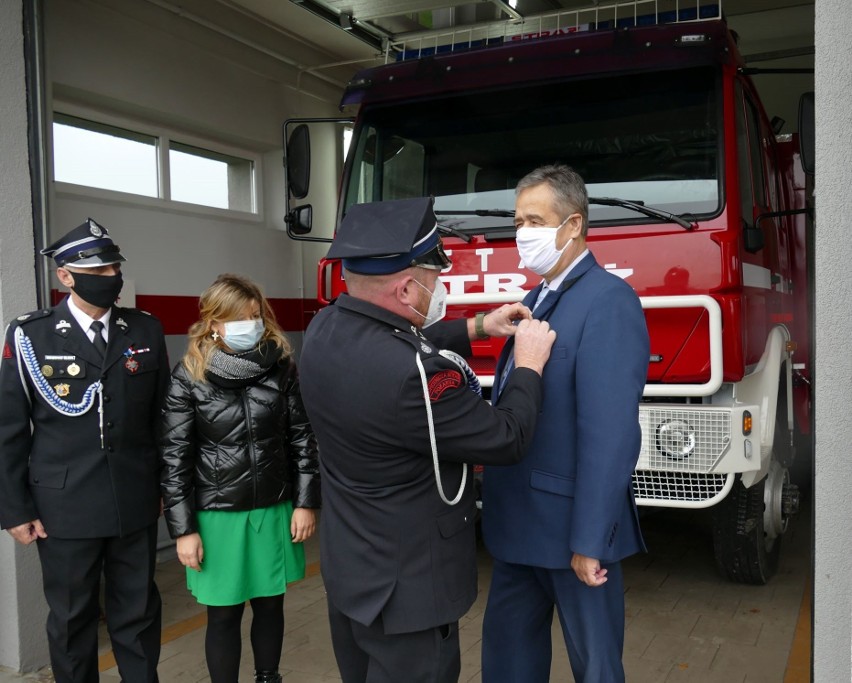 KRUS przekazuje opolskim strażakom torby ze sprzętem do pomocy przedmedycznej
