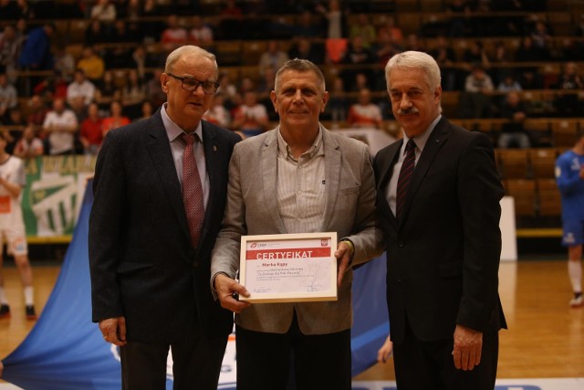 Najpierw Marek Kąpa i Marcin Wichary odebrali cenne odznaki, a później Górnik Zabrze, ku rozpaczy swoich kibiców, przegrał z Orlenem Wisłą PłockZobacz kolejne zdjęcia. Przesuwaj zdjęcia w prawo - naciśnij strzałkę lub przycisk NASTĘPNE