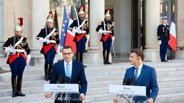 29 sierpnia premier Mateusz Morawiecki składa wizytę w Paryżu, gdzie spotkał się z francuskim prezydentem Emmanuelem Macronem