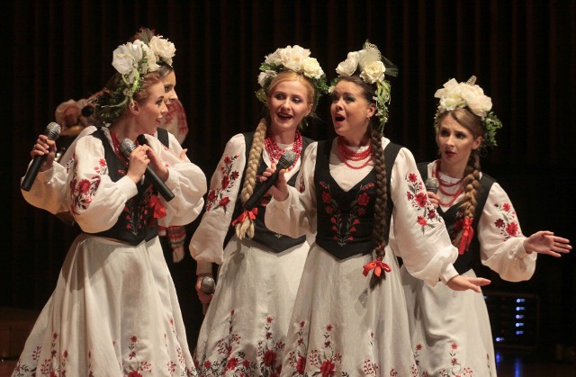 Koncert "Cuda, wianki... Kupalinka, Guzowianki" w szkole muzycznej w Radomiu. 